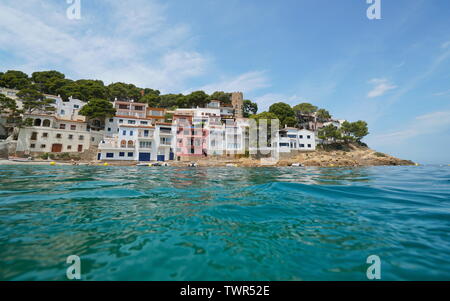 Küste der wunderschönen mediterranen Dorf an der Costa Brava in Spanien, von der Wasseroberfläche gesehen, Sa Tuna, Begur, Katalonien Stockfoto