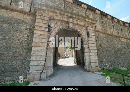 Gate Eingang zur mittelalterlichen Dorfes Villefranche de Conflent, Pyrenees Orientales, Royal, Frankreich Stockfoto