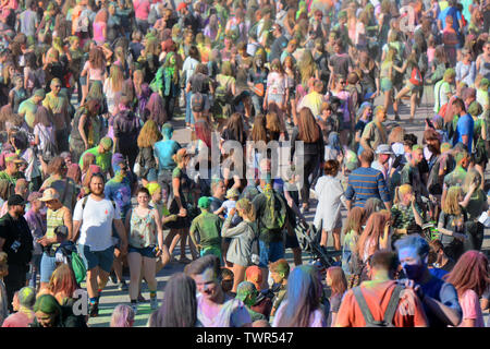 Danzig, Polen - 22. Juni 2019: Die Leute werfen farbigen Pulvern, die an Festival der Farben. Stockfoto