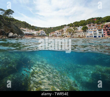 Spanien Küstendorf mit Strand und Fisch, Unterwasser, Mittelmeer, Sa Tuna Cove, Begur, Costa Brava, Katalonien, geteilte Ansicht über und unter Wasser Stockfoto