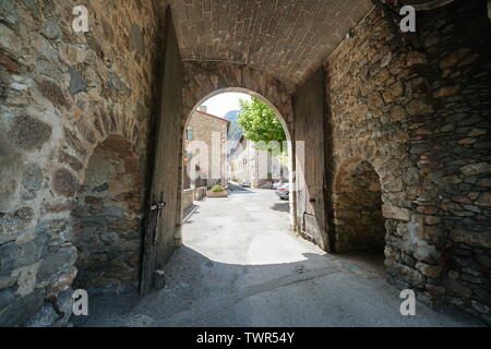 Gate Eingang zur mittelalterlichen Dorfes Villefranche de Conflent, Pyrenees Orientales, Royal, Frankreich Stockfoto