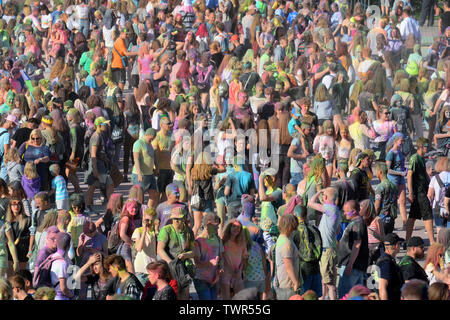 Danzig, Polen - 22. Juni 2019: Die Leute werfen farbigen Pulvern, die an Festival der Farben. Stockfoto