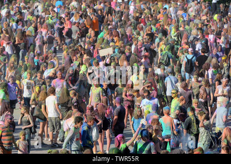 Danzig, Polen - 22. Juni 2019: Die Leute werfen farbigen Pulvern, die an Festival der Farben. Stockfoto