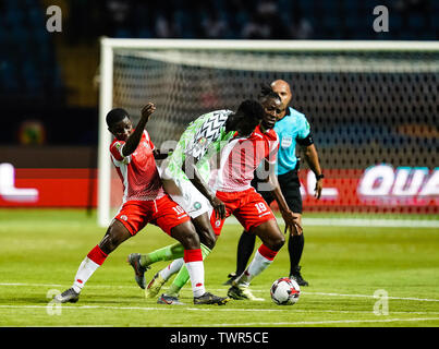 Alexandria, Ägypten. Juni 22, 2019: Paul Ebere onuachu von Nigeria und FreÌdeÌric Nsabiyumva von Burundi bei der Afrikameisterschaft Übereinstimmung zwischen Nigeria und Burundi am Stadion in Alexandia Alexandria, Ägypten. Ulrik Pedersen/CSM. Stockfoto