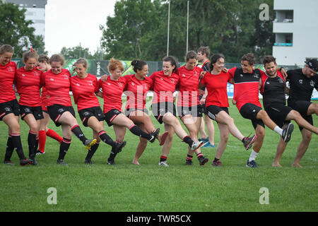 Zagreb, Kroatien - 16. Juni, 2019: Stjepan Spajic Stadion - Europameisterschaft in Rugby 7 Frauen, die Preisverleihung. Österreichische Spieler feiern 3. Stockfoto