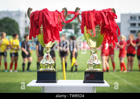 Zagreb, Kroatien - 16. Juni, 2019: Stjepan Spajic Stadion - Europameisterschaft in Rugby 7, Endrunde der Frauen: Moldawien vs Dänemark. Medaillen und Pokale für Stockfoto