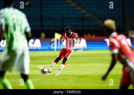 Alexandria, Ägypten. Alexandia, Ägypten. 22. Juni, 2019. Gael Bigirimana von Burundi schießen auf Ziel während der Afrikanischen Nationen-Pokal Übereinstimmung zwischen Nigeria und Burundi am Stadion in Alexandia Alexandria, Ägypten. Ulrik Pedersen/CSM/Alamy leben Nachrichten Stockfoto