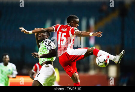 Alexandria, Ägypten. Alexandia, Ägypten. 22. Juni, 2019. Paul Ebere onuachu von Nigeria und Omar Moussa von Burundi für den Ball beim Afrikanischen Nationen-Pokal Übereinstimmung zwischen Nigeria und Burundi schwierigen Am Stadion in Alexandia Alexandria, Ägypten. Ulrik Pedersen/CSM/Alamy leben Nachrichten Stockfoto