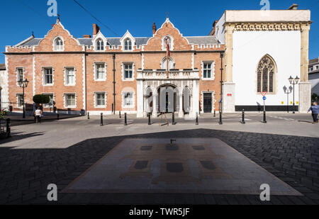 Das Kloster (Governor's Residence), Kloster, Main Street, Gibraltar. Auf der rechten Seite ist das St John's Kapelle Stockfoto