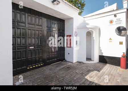 Das Kloster (Governor's Residence), Kloster, Main Street, Gibraltar. Seite Fahrzeug Eingang in die Governor's Lane, mit guard Hütte Gebäude Stockfoto