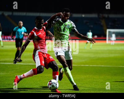 Alexandria, Ägypten. Juni 22, 2019: John Obi Mikel von Nigeria und Saido Berahino von Burundi bei der Afrikameisterschaft Übereinstimmung zwischen Nigeria und Burundi am Stadion in Alexandia Alexandria, Ägypten. Ulrik Pedersen/CSM. Stockfoto