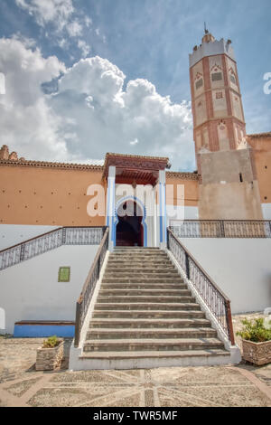 Die Große Moschee, in Outa el Hammam Quadrat der touristische Stadt Chefchaouen befindet, (oder Chaouen), im Norden von Marokko. Stockfoto