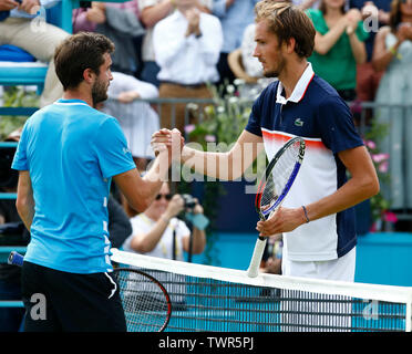 London, Großbritannien. 22. Juni, 2019. LONDON, ENGLAND - JUNI 2: Gilles Simon (FRA) gegen Daniil Medwedew (RUS) im Halbfinale 6. Tag des Fever-Tree Meisterschaften im Queens Club am 22. Juni 2019 in London, Vereinigtes Königreich. Credit: Aktion Foto Sport/Alamy leben Nachrichten Stockfoto