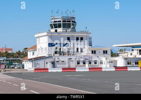 Gibraltar Flughafen mit Tower Flughafen Fahrzeug ausgedehnte Landebahn durch die Hauptstraße überquert. Stockfoto