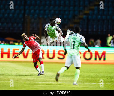 Alexandria, Ägypten. Juni 22, 2019: Kenneth Josia omeruo von Nigeria Position die Kugel weg während der Afrikanischen Nationen-Pokal Übereinstimmung zwischen Nigeria und Burundi am Stadion in Alexandia Alexandria, Ägypten. Ulrik Pedersen/CSM. Stockfoto