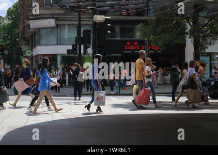 London, Großbritannien. 22. Juni, 2019. Die Oxford Street ist mit Käufern, die einen Vorteil von große Rabatte als der Sommer Verkaufssaison verpackt beginnt Obwohl Einzelhändler weiterhin die Drohung der Online shopping zu Gesicht. Credit: Amer Ghazzal/SOPA Images/ZUMA Draht/Alamy leben Nachrichten Stockfoto