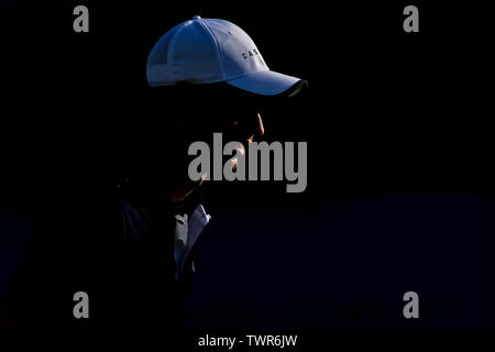 Queen Club, London, Großbritannien. 22. Juni, 2019. Die ATP Tennis Turnier Fever-Tree; Andy Murray (GBR) in der Abendsonne leuchtet während der Match gegen Daniel Evans (GBR) und Ken Skupski (GBR) Credit: Aktion plus Sport/Alamy leben Nachrichten Stockfoto