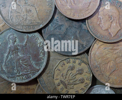 Alte britische Münzen, einen Cent Münzen. threepenny Bit, halfpenny und sixpence. Britische Inseln. Stockfoto