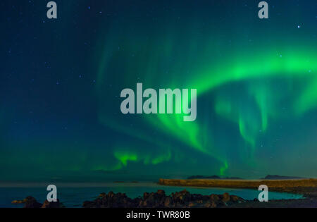 Bunte Anzeige von Northern Lights, lebendige Darstellung der Aurora Borealis am Himmel von Island. Isländische northern lights, arctic Lights. Stockfoto