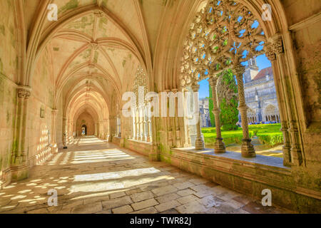 Batalha, Portugal - 16. August 2017: schöne Flur, Bögen und manuelinischen Kolonnaden des Royal Kreuzgang im Kloster von Batalha oder Mosteiro de Santa Stockfoto