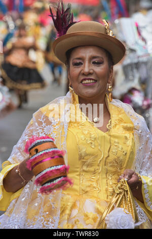Cholita tanzen im Gran Poder Festival, La Paz, Bolivien Stockfoto