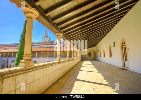 Batalha, Portugal - 16. August 2017: Korridor von Batalha das Kloster und die Kirche und gotischen Turm im Hintergrund. Kloster der Heiligen Maria von den Sieg Stockfoto