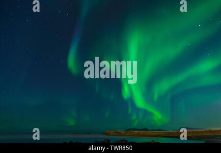 Bunte Anzeige von Northern Lights, lebendige Darstellung der Aurora Borealis am Himmel von Island. Isländische northern lights, arctic Lights. Stockfoto