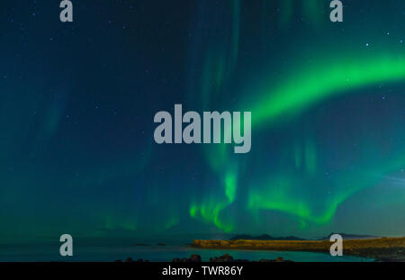 Bunte Anzeige von Northern Lights, lebendige Darstellung der Aurora Borealis am Himmel von Island. Isländische northern lights, arctic Lights. Stockfoto