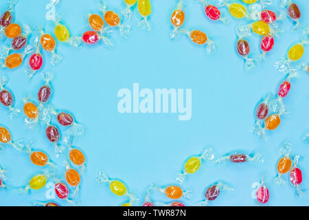 Muster Lutscher, Bonbons auf bunten weißen Rahmen Hintergrund, Ansicht von oben flach. Süße Sucker, Lollipop, Candy, isolierte minimalen Begriff oben Dekoration Stockfoto