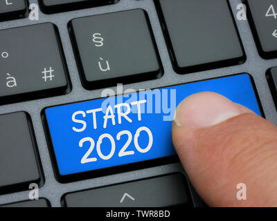 Closeup finger Tippen auf Start 2020 Taste auf Tastatur Stockfoto