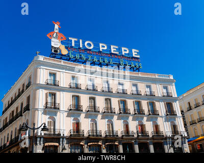 Madrid, Spanien - Mai 2019: Tio Pepe Sherry bekannten Marke Schild auf der Oberseite des historischen Gebäudes in Puerta del Sol Stockfoto