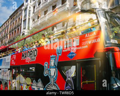 Madrid, Spanien - Mai 2019: Double Decker touristische Bus in der Innenstadt Stockfoto