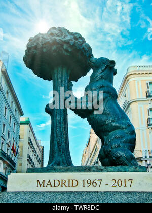 Madrid, Spanien - Mai 2018: Der Bär Symbol von Madrid. Statue von der Bär und der Erdbeerbaum (Oso y El Madrono) Spanien. Stockfoto