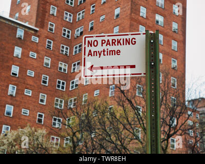 Keine Parkplätze jederzeit Schild an der Straße in Manhattan, New York City Stockfoto