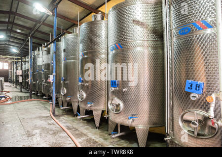 KVARELI, Georgien - Oktober 01, 2018: Fermentation Tanks, die für die Weinerzeugung auf der Pflanze Kindzmarauli Corporation Stockfoto