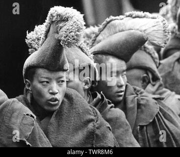 Mönche nehmen 1988 am Mon Lam Great Prayer Festival in Lhasa, Tibet, in der Volksrepublik China Teil. Stockfoto