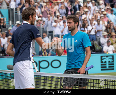 Die Queens Club, London, Großbritannien. Am 22. Juni 2019. 6. Tag des Fieber Baum Meisterschaften. Daniil Medwedew (RUS) vs Gilles Simon (FRA) auf dem Center Court im Halbfinale übereinstimmen, Simon gewinnen 7-6 (7-4) 4-6 3-6. Credit: Malcolm Park/Alamy Leben Nachrichten. Stockfoto