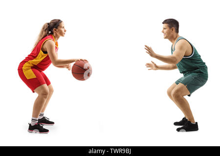 Volle Länge Profil Schuß einer jungen Frau spielen Basketball gegen einen jungen Mann auf weißem Hintergrund Stockfoto