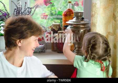 Portrait von Gesichtern, Händen glücklich braunhaarige Oma, Enkelin. Kleinkind Mädchen spielen mit Backen, Teig, Mehl auf Küche. Kind Baby versuchen Studie cookin Stockfoto