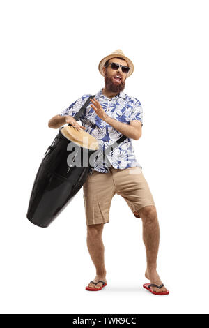 Volle Länge Portrait eines bärtigen jungen Mann spielen conga Drums auf weißem Hintergrund Stockfoto