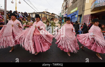 Cholitas tanzen im Gran Poder Festival, La Paz, Bolivien Stockfoto