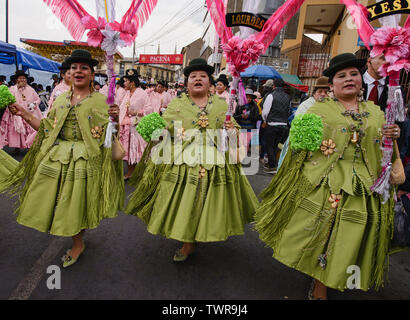 Cholitas tanzen im Gran Poder Festival, La Paz, Bolivien Stockfoto