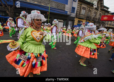 Cholitas tanzen im Gran Poder Festival, La Paz, Bolivien Stockfoto