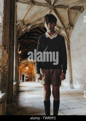 Oxford, Großbritannien - 07 07 2019 - verwirrte Schüler stehen in den Fluren seines Kollegiums an, während sie in die Kamera schaut. Stockfoto