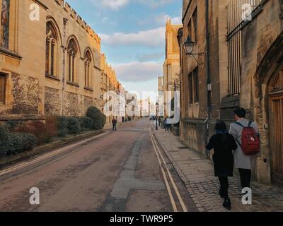 Oxford, Großbritannien - 07 07 2019 - Foto von Paar schlendert durch die Straßen von Oxford. Stockfoto