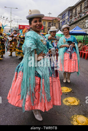 Cholitas tanzen im Gran Poder Festival, La Paz, Bolivien Stockfoto
