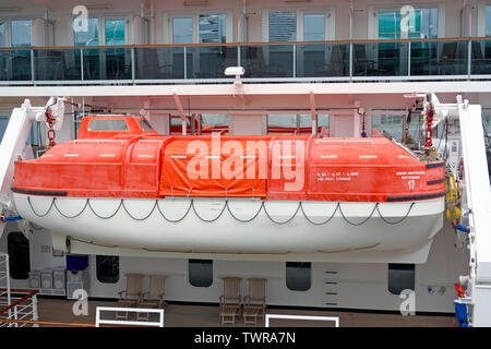 Eine orange und weiß Rettungsboot auf dem Nieuw Amersterdam Kreuzfahrt Schiff angedockt am Hafen von Vancouver, B.C., Kanada. Stockfoto