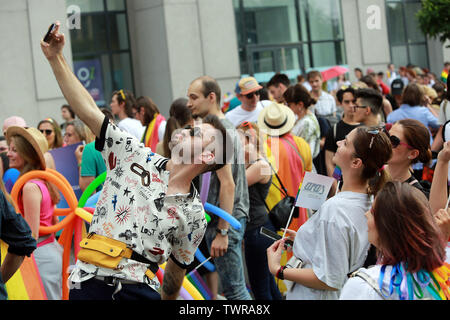 Bukarest, Rumänien. 22. Juni, 2019. Menschen nehmen an der CSD-Parade in der Innenstadt von Bukarest, die Hauptstadt von Rumänien, am 22. Juni 2019. Über 10.000 Menschen in der jährlichen Veranstaltung am Samstag teilgenommen. Credit: Gabriel Petrescu/Xinhua/Alamy leben Nachrichten Stockfoto