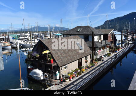 Schwimmende Häuser entlang einem Pier in Cowichan Bay, BC, Kanada Stockfoto