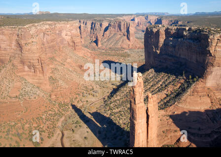 Helikopterblick auf Spider Rock im Canyon de Chelly National Monument in der Nähe von Chinle, Arizona (Navajo Nation), USA. Stockfoto